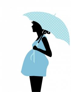 水色のワンピースを着て傘を持つ横向きの妊婦のイラスト