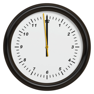 黒縁の丸型の壁掛け時計。23時59分を指す