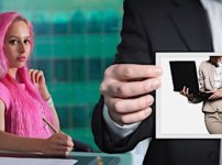 ピンク色の髪の女性とパソコンを持つ女性の写真を持つ女性