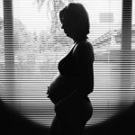 妊婦さんの横向きの白黒写真