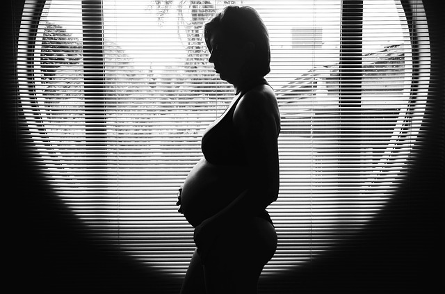 妊婦さんの横向きの白黒写真